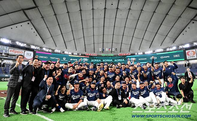 9일 일본 도쿄돔에서 열린 WBC(월드베이스볼클래식) 한국과 호주의 경기, 한국이 승리하며 8강행을 확정했다. 기념촬영과 함께 환호하는 허구연 총재와 한국 선수들. 도쿄(일본)=허상욱 기자wook@sportschosun.com/2026.03.09/
