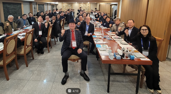 스포츠미래포럼 정기총회가 끝난 뒤 만찬에 앞서 참석자들이 파이팅을 외치고 있다.