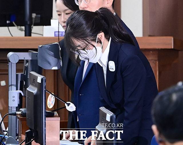 윤석열 전 대통령의 배우자 김건희 여사가 2025년 9월 24일 서울 서초동 서울중앙지법에서 열린 김 여사의 특정범죄가중처벌법상 알선수재 및 자본시장법·정치자금법 위반 등 사건 첫 재판에 출석하고 있다. /사진공동취재단