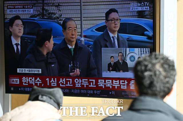 12.3 비상계엄에 가담한 혐의로 재판에 넘겨진 한덕수 전 국무총리가 1월 21일 열린 1심에서 징역 23년을 선고받은 가운데, 서울역 대합실에서 시민들이 생중계되는 방송을 지켜보고 있다. /이새롬 기자