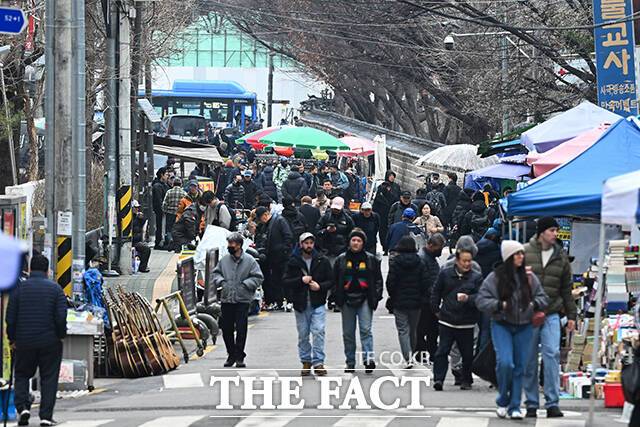 평일 오전임에도 불구하고 붐비고 있는 동묘 벼룩시장.