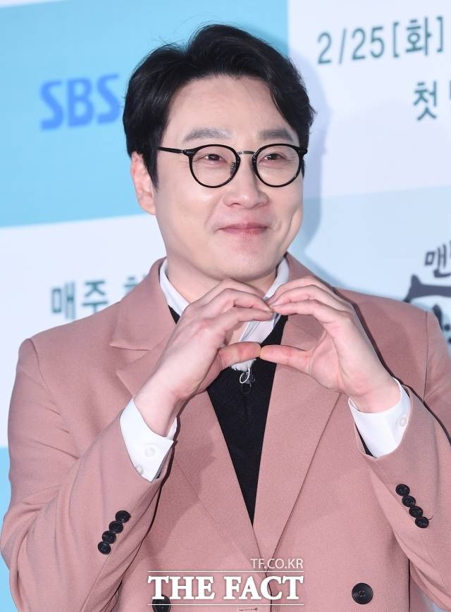 이휘재가 오는 16일 KBS 예능 '불후의 명곡' 녹화 참여를 예고하며 사실상 방송 복귀의 신호탄을 쐈다. 이 소식이 전해진 뒤 대중의 반응은 엇갈렸다. 떠나있던 시간의 길이만큼이나 감정의 온도는 제각각이다. /더팩트 DB