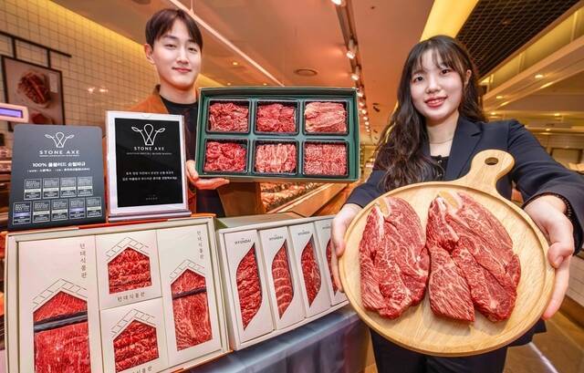 현대백화점은 국내에서 맛보기 힘든 '100% 순혈 와규' 판매한다. 일본 정통 와규 혈통이 완벽하게 유지된 순혈 와규를 전국 점포 식품관에서 선보인다. /현대백화점