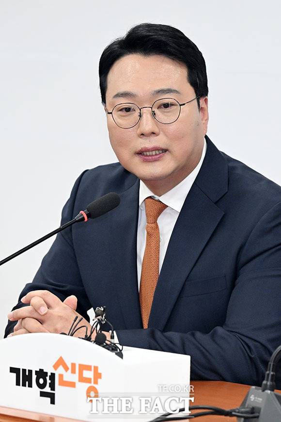 천하람 개혁신당 원내대표가 9일 이재명 대통령을 향해 "가식이 도를 넘었다"고 비판했다. 사진은 천 원내대표가 지난 1월 23일 서울 여의도 국회에서 홍익표 청와대 정무수석을 접견하며 인사말을 하고 있는 모습. /남용희 기자