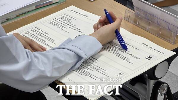 대전시교육청이 지난달 27일 대전교육연수원 분원에서 2026학년도 신규(임용 예정) 영양교사 연수를 실시한 가운데 신규 영양교사들이 강의 내용을 적고 있다. /정예준 기자