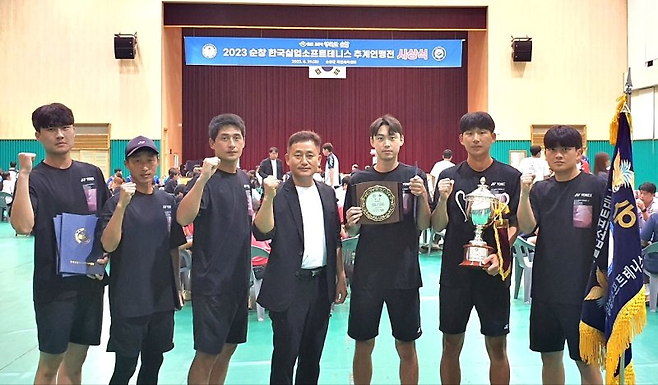 유승훈 감독을 비롯한 음성군청 선수들이 과거 한 실업연맹 대회를 성공적으로 마친 뒤 카메라 앞에 섰다. 음성군청 제공