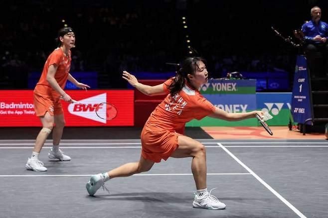 백하나-이소희 조가 8일 영국 버밍엄에서 열린 2026 세계배드민턴연맹(BWF) 전영오픈에서 중국의 류성수-탄징 조를 상대하고 있다. 버밍엄= AFP연합뉴스