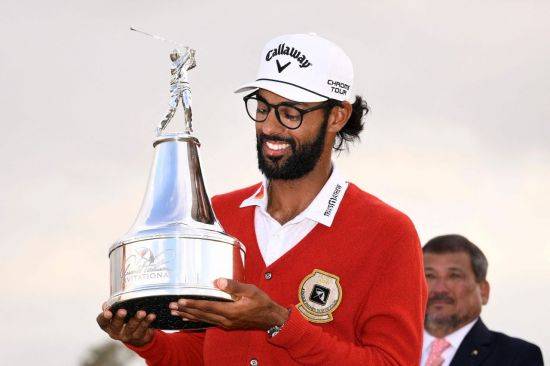 악샤이 바티아가 아널드 파머 인비테이셔널 우승 직후 트로피를 들고 미소를 짓고 있다. 올랜도=AFP연합뉴스