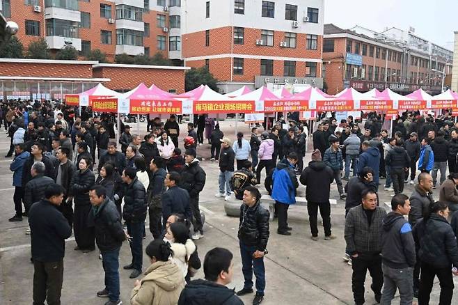 지난 6일 중국 동부 저장성 동양에서 열린 채용 박람회에 청년 구직자들이 모여 있는 모습. AFP연합뉴스