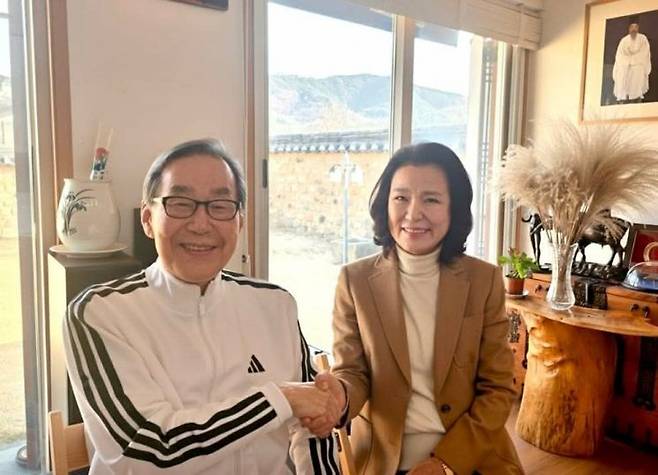 문희갑 전 대구시장(왼쪽)이 지난 8일 자택에서 이진숙 대구시장 출마예정자를 만나 지지의 뜻을 밝히고 있다.