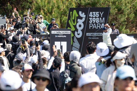 구름 갤러리가 2025 LIV 골프 코리아를 관전하고 있다. LIV 골프 제공