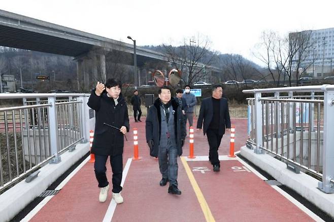 백경현 구리시장이 지난 6일 갈매지구 주민들의 주요 통행로인 '갈매천 자전거도로 연결 교량'을 방문해 시설물 안전 점검하고 있다. 구리시 제공