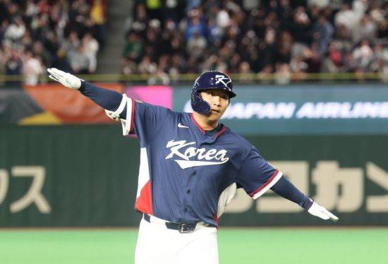 문보경이 9일 일본 도쿄돔에서 열린 호주와의 2026 WBC C조 조별리그 4차전에서 2회 2점 홈런을 터뜨린 뒤 비행기 세리머니를 펼치고 있다. 도쿄=연합뉴스