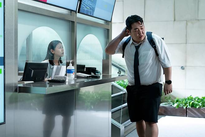 영화 '극장의 시간들' 중 세번째 단편인 '영화의 시간'에서 넥타이맨으로 나오는 문상훈. 반차 내고 달려왔으나 10분 지각했습니다. 영화관 원칙에 따라 입장이 거부되는데, 이를 어쩌면 좋을까요./티캐스트