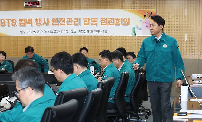 오세훈 서울시장이 9일 서울시청 기획상황실에서 열린 방탄소년단(BTS) 컴백 행사 안전관리 합동 점검회의에 참석하고 있다. /뉴스1