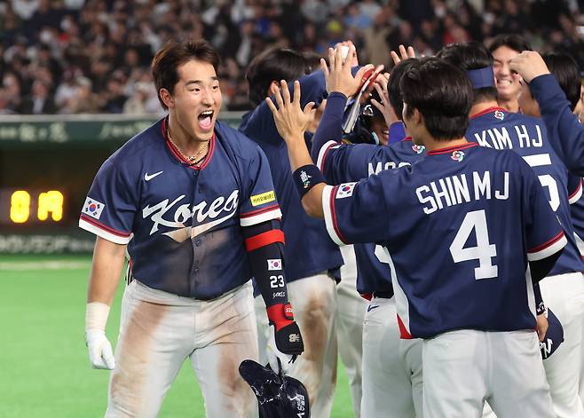 9일 일본 도쿄돔에서 열린 2026 월드베이스볼클래식(WBC) C조 조별리그 최종전 대한민국과 호주의 경기.    9회초 1사 3루 한국 안현민이 희생 플라이 아웃으로 3루 주자 박해민이 홈인하자 동료들과 기뻐하고 있다./연합뉴스