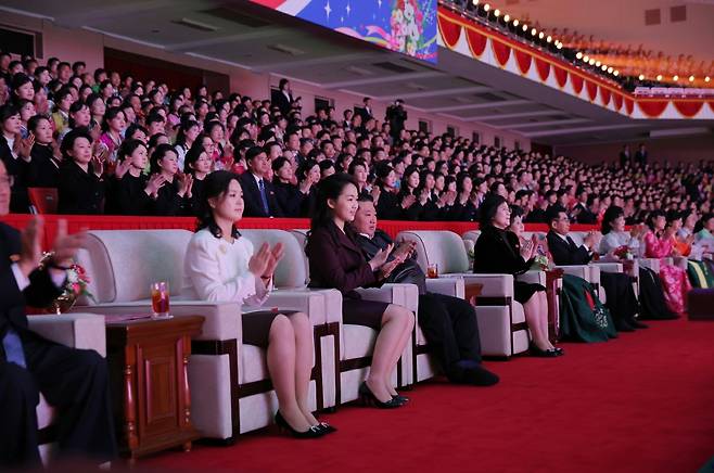 북한 노동당 기관지 노동신문은 “8일 평양체육관에서 국제부녀절 기념공연이 개최됐다”고 9일 보도했다. 이자리에 김정은 당 총비서는 부인 리설주 여사, 딸 주애와 동석했다. 평양 노동신문=뉴스1
