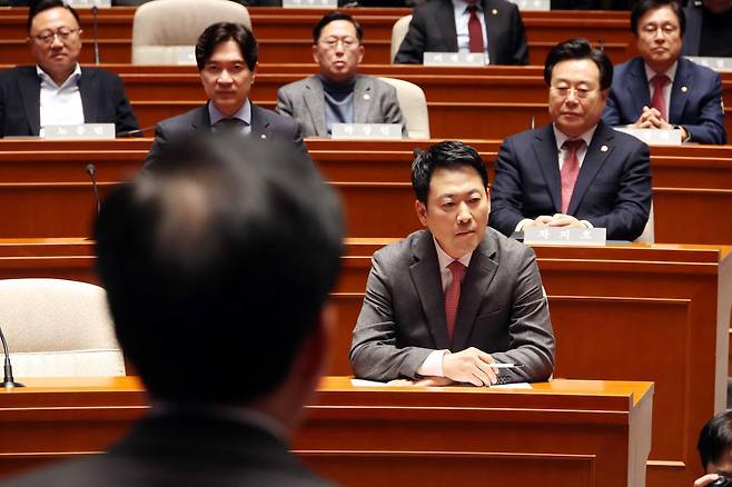 장동혁 국민의힘 대표가 9일 오후 서울 여의도 국회에서 열린 의원총회에서 송언석 원내대표의 발언 중 잠시 생각에 잠겨 있다. 2025.03.09. 뉴시스