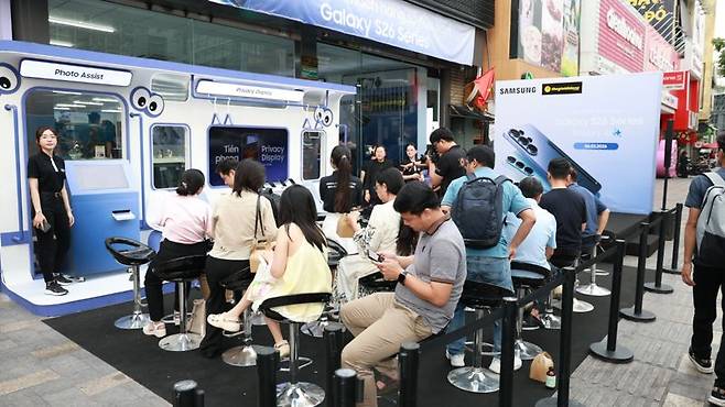 베트남 호찌민시의 한 테져이지동 매장에서 지난 6일 아침부터 삼성 갤럭시 S26 시리즈를 구매하기 위해 많은 고객들이 줄지어 앉아 기다리고 있다. 테져이지동 제공