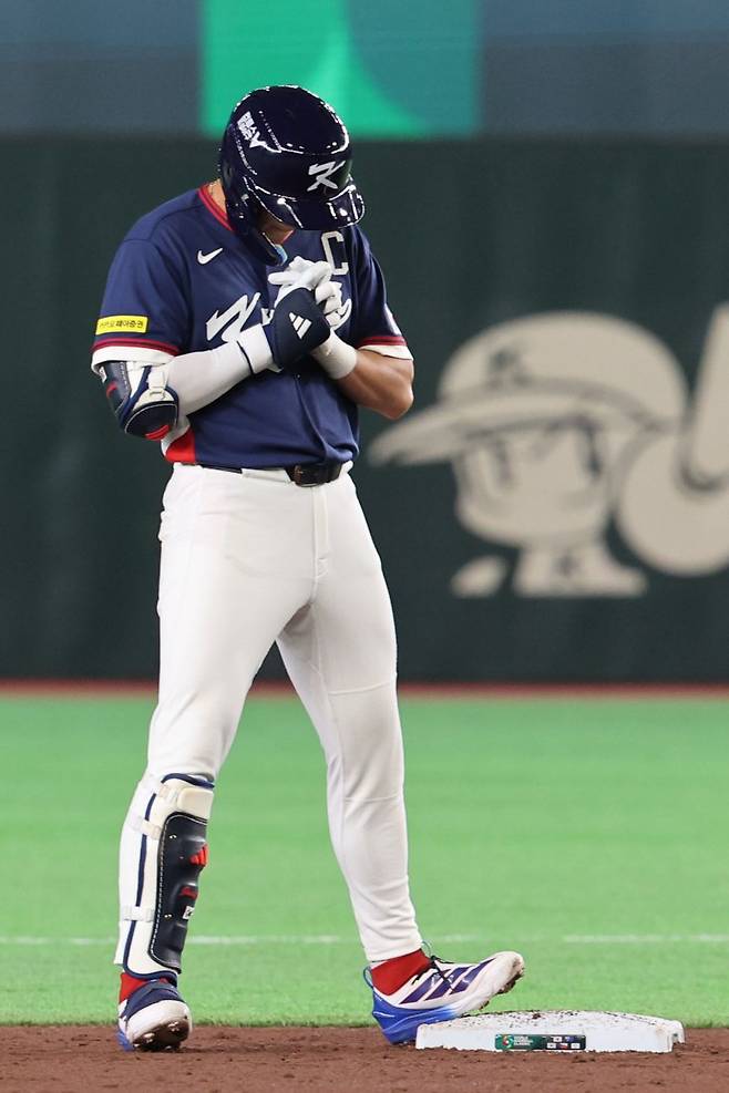 9일 일본 도쿄돔에서 열린 2026 WBC 조별리그 C조 4차전 한국과 호주의 경기, 3회초 무사 2루 한국 이정후가 1타점 2루타를 친 뒤 기도하고 있다. 뉴시스