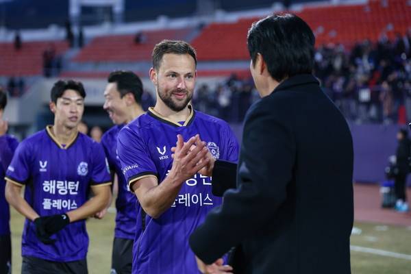 토마스(왼쪽)와 유병훈 감독(이상 FC안양). FC안양 제공