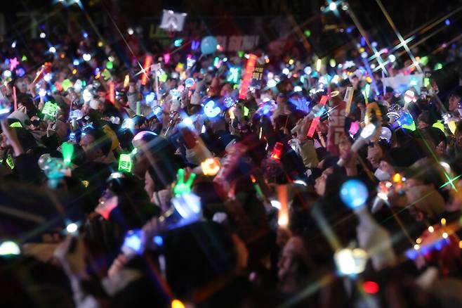 내란죄 피의자 윤석열 대통령 탄핵소추안이 가결된 2024년 12월 14일 저녁 서울 여의도 국회 일대에서 열린 범국민촛불대행진 집회에서 시민들이 응원봉을 흔들며 기뻐하고 있다. 김영원 기자 forever@hani.co.kr