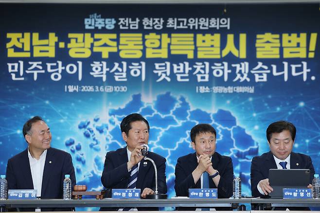 더불어민주당 지도부가 6일 전남 영광농협에서 최고위원회의를 열고 있다. 연합뉴스