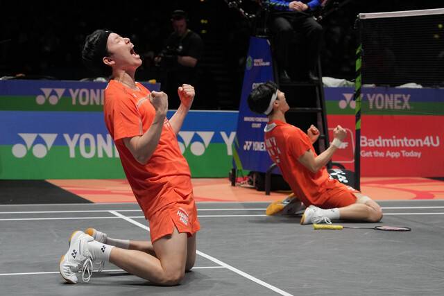 배드민턴 남자 복식 세계랭킹 1위 서승재(왼쪽)-김원호 짝이 8일(현지시각) 영국 버밍엄 유틸리타 아레나에서 열린 2026 세계배드민턴연맹(BWF) 월드투어 슈퍼 1000 전영오픈 결승에서 승리한 뒤 포효하고 있다. 버밍엄/AP 연합뉴스