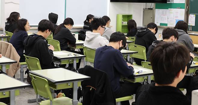 3월 학평은 고교 1, 2학년 동안의 학습 상태를 점검하고, 11월19일 수능을 대비한 학습 계획과 전략을 세우는 나침반 역할을 한다. 시험 결과에 연연하기보다는 자신의 실력과 취약점을 객관적으로 파악하는 등 새로운 출발을 하는 디딤돌로 삼아야 한다. 지난해 3월26일 서울 광진구 광남고등학교에서 학생들이 전국연합학력평가 시험을 치르고 있다. 사진공동취재단