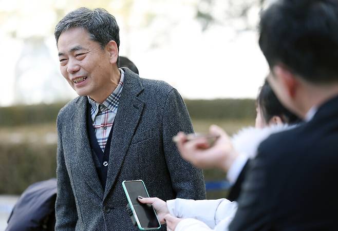 곽상도 전 의원이 지난달 6일 서울 서초구 서울중앙지방법원에서 열린 1심 선고를 마친 뒤 입장을 밝히며 미소를 짓고 있다. 이날 법원은 ‘대장동 50억 클럽’ 관련 범죄 수익을 은닉한 혐의를 받는 곽 의원에 대한 공소를 기각했다. 연합뉴스