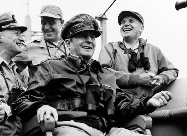 1950년 9월 15일 더글러스 맥아더 육군 원수, 참모, 휘하 사령관들이 인천상륙작전의 성공을 축하하며 함께 웃고 있다. 왼쪽부터 제임스 도일 해군 소장(TF90 사령관), 에드윈 라이트 육군 준장(극동사령부 작전참모), 맥아더, 에드워드 알몬드 육군 소장(맥아더 참모장). 미 해군 역사유산사령부