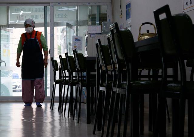 3일 울산 북구 현대자동차 정문 인근 백반집 주인 주정희씨가 식당을 청소하고 있다. 울산=최주연 기자