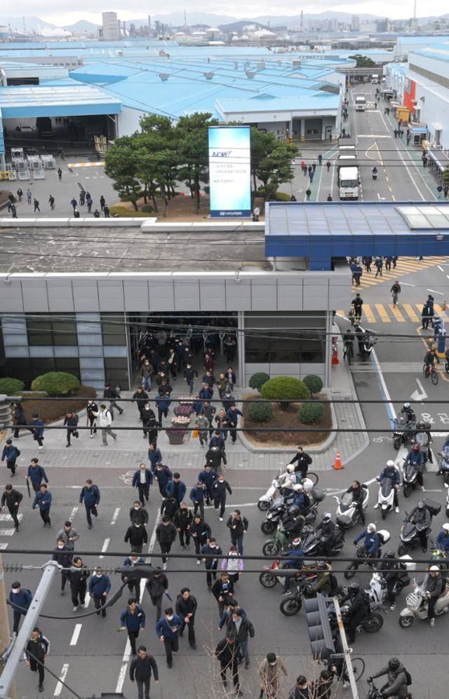 3일 현대자동차 울산4공장 정문 앞으로 근무를 마친 직원들이 퇴근하고 있다. 울산=최주연 기자