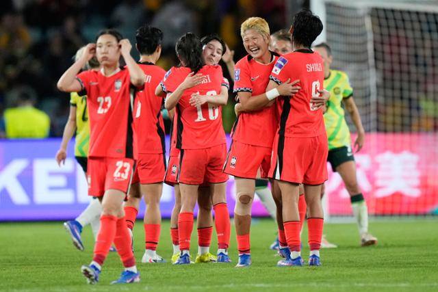 한국 여자 축구대표팀 선수들이 8일 호주 시드니 스타디움 오스트레일리아에서 열린 2026 아시아축구연맹(AFC) 여자 아시안컵 축구 조별리그 A조 3차전 호주와 경기에서 3-3 무승부를 기록한 뒤 조 1위를 확정하자 기뻐하고 있다. 시드니=AP 뉴시스