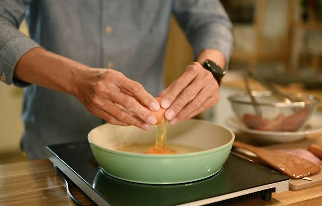 50세 이후부터 체중 1kg당 1.2g 이상의 단백질을 먹어야 근 손실을 예방할 수 있다는 분석이 나왔다./사진=게티이미지뱅크