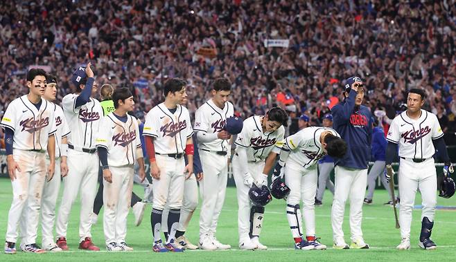 <yonhap photo-5717="">8일 일본 도쿄돔에서 열린 2026 월드베이스볼클래식(WBC) C조 조별리그 3차전 대한민국과 대만의 경기에서 4-5로 패배한 한국 선수들이 아쉬워하고 있다. <저작권자 ⓒ 1980~2026 ㈜연합뉴스. 무단 전재 재배포 금지, AI 학습 및 활용 금지></yonhap>