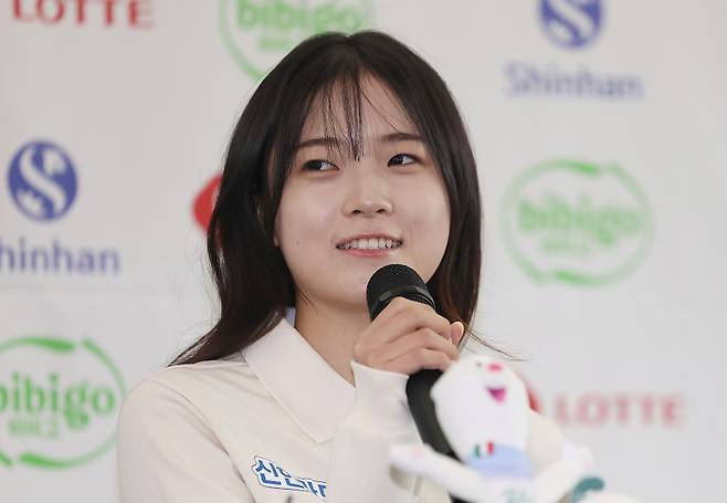 2026 밀라노·코르티나담페초 동계올림픽 스노보드 종목에서 금메달을 딴 최가온이 9일 서울 송파구 올림픽파크텔에서 열린 미디어데이에서 미소를 보이고 있다. [사진=연합뉴스]