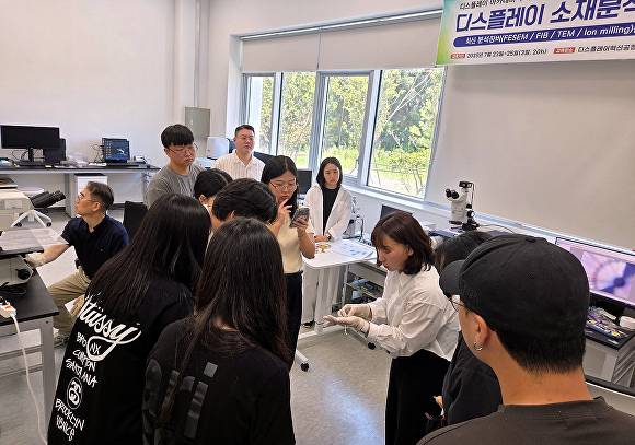 지난해 디스플레이 인력양성사업에 참여한 교육생들이 기업 맞춤형 실습 교육을 받고 있다 [사진=아산시]