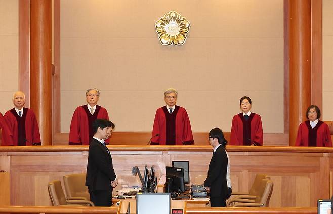 지난 1월 29일 서울 종로구 헌법재판소 심판정에서 열린 변호인 접견불허 위헌확인 헌법소원 선고기일에 김상환 헌법재판소장을 비롯한 헌법재판관들이 자리로 향하고 있다. 연합뉴스