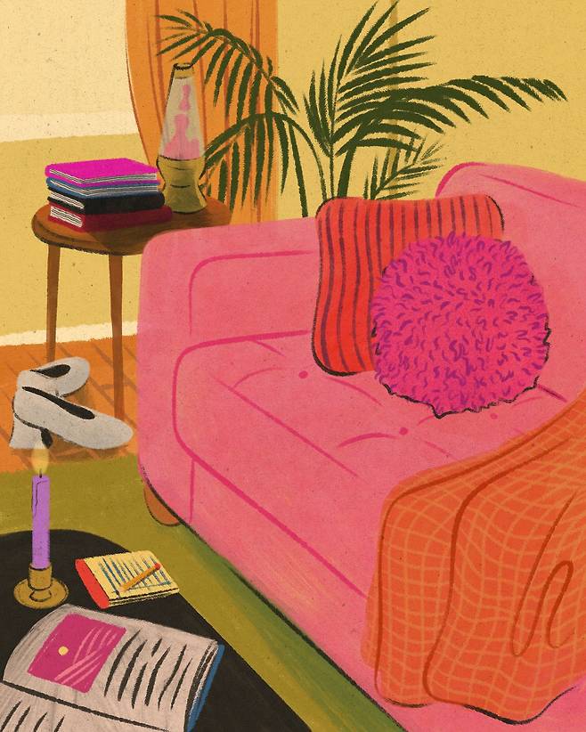 글씨를 쓰다 잠깐 내려놓은 펜, 흐트러진 담요들 같은 사람이 등장하지 않아도 금방이라도 사람이 존재했을 것 같은 다양한 흔적들이 남아 있는 작품 ‘큰 분홍색 소파’. ©Haley Tippmann