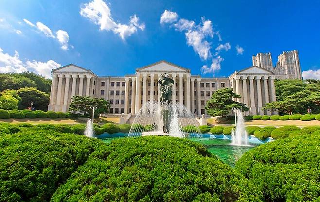 ▲ 경희사이버대학교는 교육부가 시행한 ‘사이버대학 2주기(2025~2029) 기관평가인증’에서 6개 평가 영역 52개 전체 지표에서 인증 기준을 충족하며 사이버대학 교육 품질과 운영 역량을 정부 차원에서 인증받았다. ‘문화세계의 창조’라는 교육이념을 바탕으로 지성과 인성이 조화를 이루는 미래 인재를 양성하며, 전환문명을 선도하는 대학다운 미래대학으로 도약하고 있다.