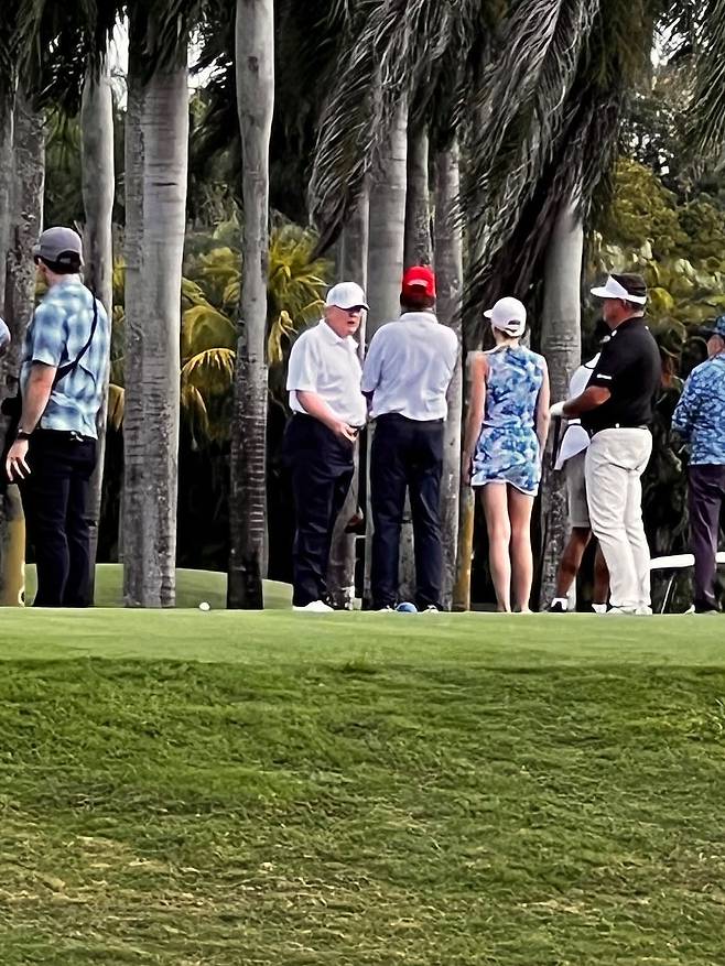 흰색 야구 모자를 쓴 도널드 트럼프 미국 대통령(가운데)이 8일(현지시간) 플로리다주 마이애미 '트럼프 내셔널 도랄' 골프장에서 골프를 하고 있다. 독자 제공