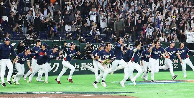 WBC 8강을 확정한 뒤 기뻐하며 달려 나오는 한국 야구대표팀 선수들. 연합뉴스