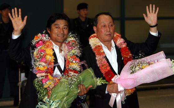 2006 WBC에서 4강 신화를 합작한 김인식 감독(오른쪽)과 주장 이종범이 귀국길에서 손을 흔들며 인사하고 있다. 중앙포토