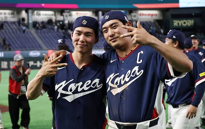 이정후-김혜성, '가자! 마이애미로!'   (도쿄=연합뉴스) 김인철 기자 = 9일 일본 도쿄돔에서 열린 2026 월드베이스볼클래식(WBC) C조 조별리그 최종전 대한민국과 호주의 경기.   호주를 꺾고 8강 진출을 확정한 한국 대표팀의 이정후와 김혜성이 기뻐하고 있다. 2026.3.9   yatoya@yna.co.kr (끝)  〈저작권자(c) 연합뉴스, 무단 전재-재배포, AI 학습 및 활용 금지〉