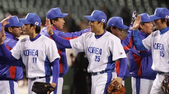 13일(현지시간) 애너하임 에인절 스타디움에서 열린 월드베이스볼클래식(WBC) 2라운드 한국과 미국의 경기에서 7대 3으로 승리해 오승환, 이승엽, 이진영이 경기 종료후 선동렬,김재박 코치,김인식 감독의 환영을 받고 있다.