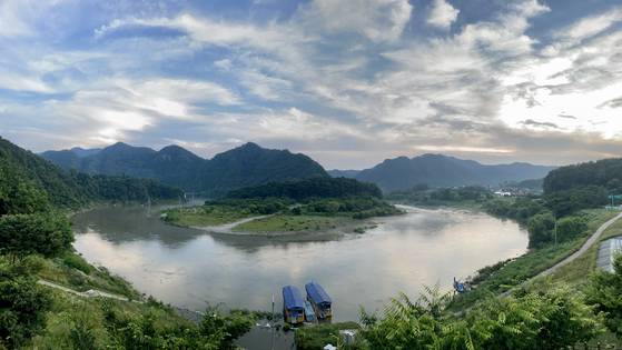 1457년 한여름. 극심한 가뭄과 폭염 속에 유배길에 오른 단종은 열흘 만에 강원도 영월읍 청령포에 도착했다. 하지만 홍수 우려로 영월읍 관풍헌으로 거처를 옮긴 단종은 그곳에서 짧은 생을 마쳤다. 김홍준 기자