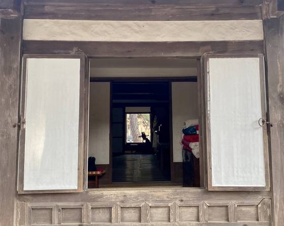 단종이 강원도 영월군 남면의 청령포(淸冷浦). 단종의 유배 생활을 묘사한 마네킹이 보인다. 김홍준 기자