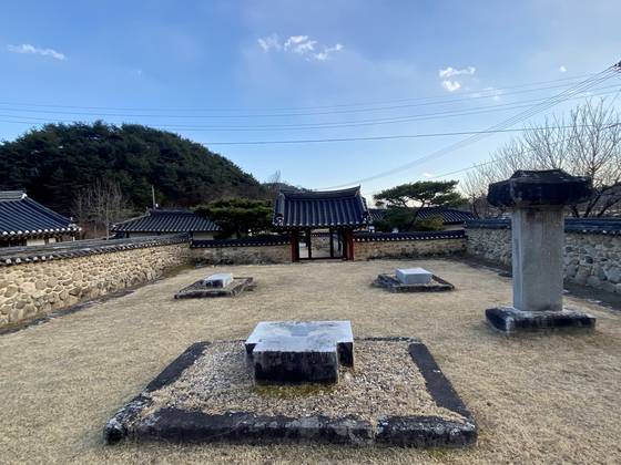경북 영주시 순흥면에는 조카 단종의 복위를 꾀하다 발각돼 죽임을 당한 세종의 여섯째 아들이자 단종의 숙부인 금성대군 이유를 기리는 금성대군 신단(錦城大君 神壇)이 있다. 금성단(錦城壇)이라고도 부른다. 그와 뜻을 함께한 순흥부사 이보흠과 유림들도 추모하는 곳이다. 김홍준 기자