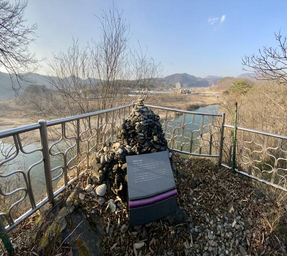 단종이 유배된 강원도 영월군 남면의 청령포(淸冷浦)에는 그가 한양을 그리워 하며 쌓았다는 망향탑이 있다. 김홍준 기자